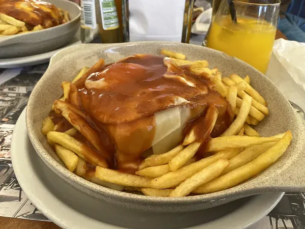 Francesinha servida à mesa